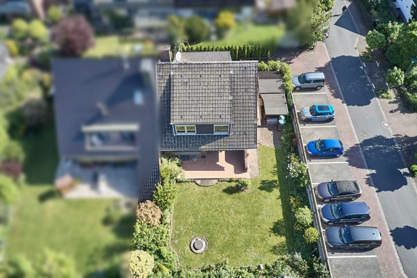 Drohnenaufnahme eines Einfamilienhauses mit Garten
