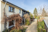Hausansicht - Familienglück auf Erbpacht! Reihenmittelhaus mit Garten und Garage in Heimersdorf!