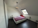 Schlafzimmer - Wohnen in Rheinnähe! Renovierte und teilmöblierte 3-Zimmer-Maisonettewohnung mit Balkon in Niehl!