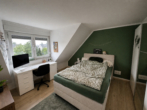 Schlafzimmer - 3-Zimmer-Wohnung mit Balkon in Merkenich