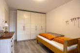Schlafzimmer - Barrierefreie 2-Zimmer-Wohnung mit sonnigem Garten zur Eigennutzung in Köln Longerich!