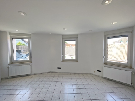 Helle 2-Zimmer-Wohnung mit individuellem Grundriss in zentraler Lage von Alt-Longerich!, 50739 Köln, Etagenwohnung