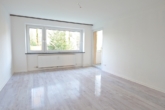 Wohnzimmer - Modernisierte 3-Zimmer Balkonwohnung in Seeberg-Süd!